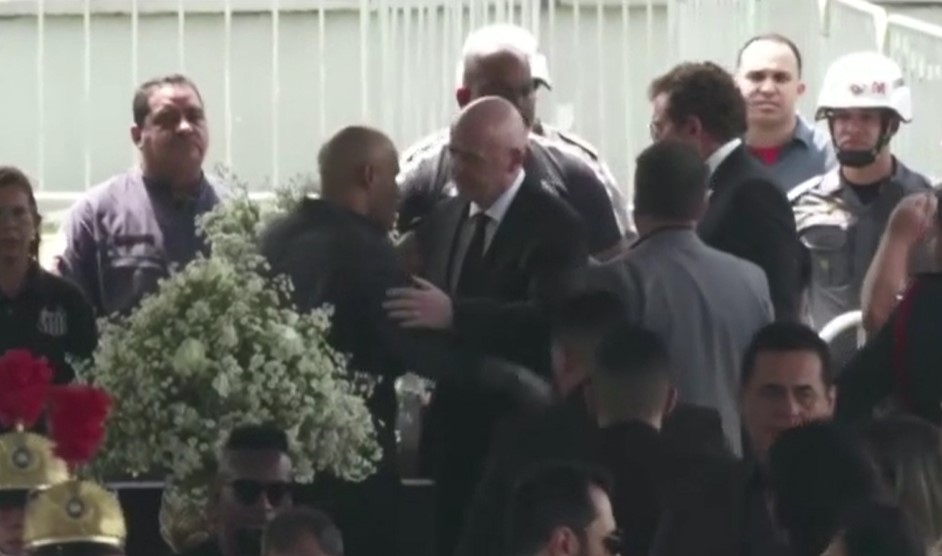 Поклонението пред тленните останки на легендарния бразилски футболист Пеле започна